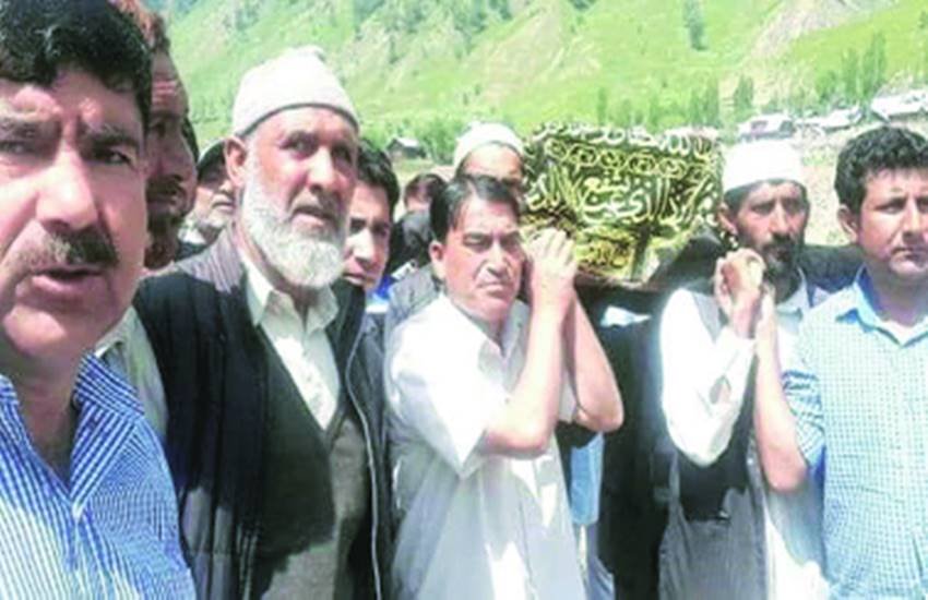 बच्चा मूल रूप से पाक अधिकृत कश्मीर के गिलगिट इलाके के अंतर्गत आने वाले मिनिमर्ग इलाके का रहने वाला था। गिलगिट निवासी बच्चे के परिजनों ने सोशल मीडिया पर भी अपील की कि उनके बच्चे का शव सौंप दिया जाए, जिसके बाद भारतीय सेना ने यह फैसला किया कि शव को तत्काल सौंपा जाए। 