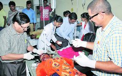 कार की टक्कर से मैजिक पलटी, आठ की मौत