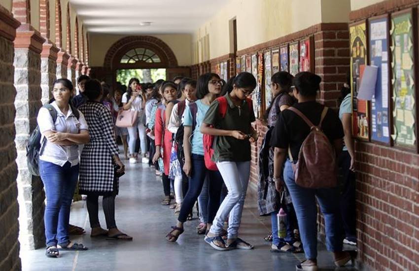 अभिभावक अपने बच्चों की पढ़ाई के लिए नौकरी बदल कर सपरिवार पलायन तक कर जाते हैं। हर साल बारहवीं पास होने वाले एक-तिहाई से अधिक विद्यार्थियों को उच्च शिक्षा के लिए दाखिला नहीं मिल पाता है। आधे जो दाखिला पाते भी हैं, तो उनमें से बड़ी संख्या दूरस्थ्य या मुक्त शिक्षा प्रणाली में चले जाते हैं। अभिभावक अपने बच्चों की पढ़ाई के लिए नौकरी बदल कर सपरिवार पलायन तक कर जाते हैं। हर साल बारहवीं पास होने वाले एक-तिहाई से अधिक विद्यार्थियों को उच्च शिक्षा के लिए दाखिला नहीं मिल पाता है। आधे जो दाखिला पाते भी हैं, तो उनमें से बड़ी संख्या दूरस्थ्य या मुक्त शिक्षा प्रणाली में चले जाते हैं।