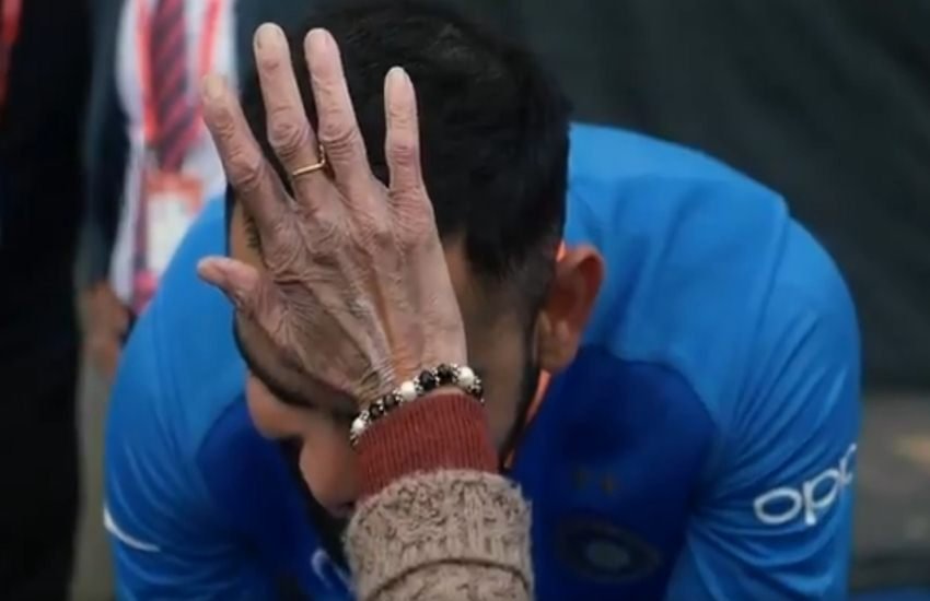 मंगलवार 2 जुलाई को बांग्लादेश को धूल चटाने के बाद विराट कोहली और रोहित शर्मा टीम इंडिया की जबरा फैन का आशीर्वाद लेने स्टैंड्स में पहुंच गए। इस 87 वर्षीय जबरा फैन का नाम है चारूलता पटेल। चारूलता व्हीलचेयर पर बैठ बर्मिंघम के मैदान में टीम इंडिया को चीयर करने पहुंची थीं। विराट कोहली ने चारूलता के साथ फोटोज ट्वीट करते हुए उन्हें टीम को सपोर्ट के लिए शुक्रिया अदा करते हुए उनके जज्जे को सलाम किया। विराट कोहली ही नहीं रोहित शर्मा ने भी चारूलता से ब्लेसिंग्स लीं। बता दें कि भारत सेमिफाइनल में पहुंच चुका है। भारत का अगला औऱ लीग का आखिरी मुकाबला 6 जुलाई को श्रीलंका के साथ होगा।