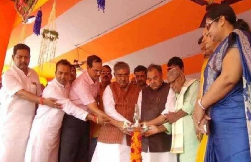 मेले का उदघाटन करते मंत्री रामनारायण मंडल और विनोद कुमार झा व भागलपुर के डीएम प्रणब कुमार।  मेले का उदघाटन करते मंत्री रामनारायण मंडल और विनोद कुमार झा व भागलपुर के डीएम प्रणब कुमार।