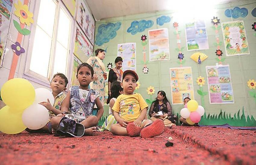 । स्कूल से लौटते हुए खुशी के गीत गाता चले... पैर थिरकते रहें... हर दिन कुछ नया रचने की कोशिश करे। जो निरर्थक-सी दिखने वाली चीजें हैं, असल में जीवन का सबसे बड़ा अर्थ उनके भीतर छिपा होता है। (प्रतीकात्मक तस्वीर)