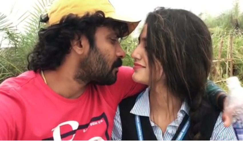 तस्वीर प्रिया प्रकाश के वायरल वीडियो का स्क्रीनशॉट है।