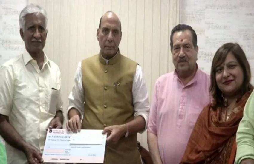 भारतीय वायुसेना से 40 साल पहले रिटायर हुए 74 साल के सीबीआर प्रसाद ने मंगलवार को अपने जीवन की पूरी बचत-कमाई रक्षा मंत्रालय को दान कर दी।