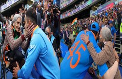 World cup 2019: मैच के दौरान इंटरनेट सनसनी बनी 87 साल की चारुलता, विराट ने जीत के बाद लिया आशीर्वाद