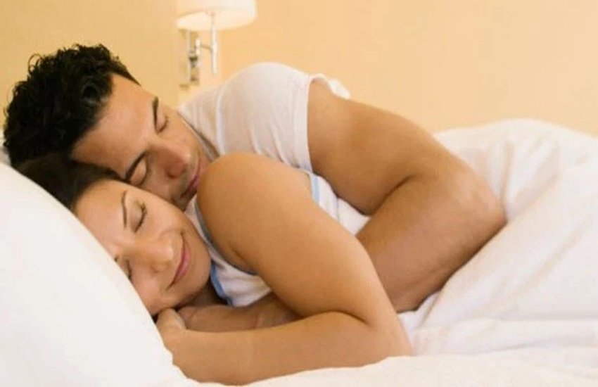 Husband-Wife में हाई रोमांस बढ़ाने के तरीके (Source: Thinkstock Images)