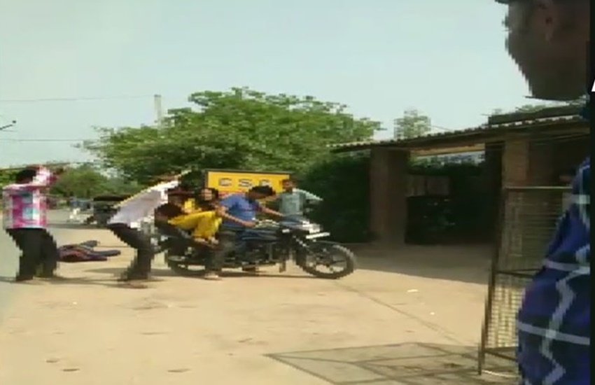 युवती को किडनैप करते बदमाश (फोटो सोर्स: ANI)