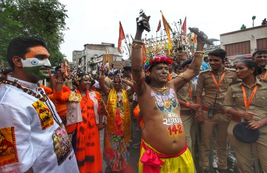 रथ यात्रा में शामिल श्रद्धालु भजनों पर झूमते दिखे।