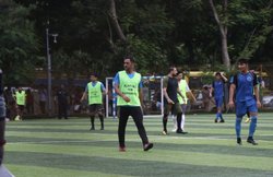 सेना के साथ ट्रेनिंग से पहले धोनी ने बॉलीवुड स्टार के साथ खेली फुटबॉल, चैरिटी के लिए जुटाए पैसे