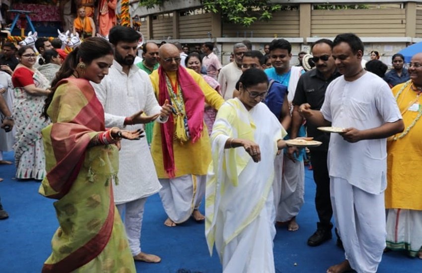 पश्चिम बंगाल की सीएम ममता बनर्जी ने पूजन कर जगन्नाथ यात्रा की शुरुआत की।