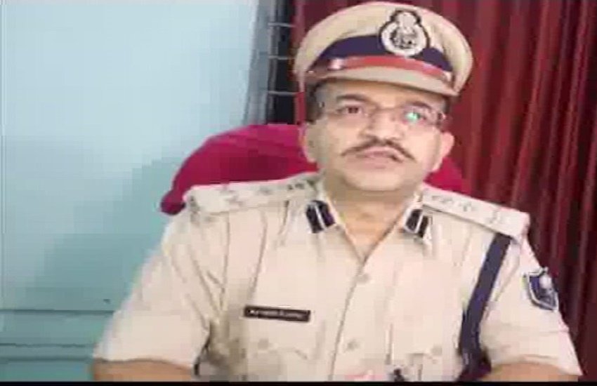 डीआईजी सेंट्रल रेंज आर कुमार ने मीडिया को संबोधित करते हुए बताया कि पांच पुलिकर्मियों ने पिछले सप्ताह नौबतपुर में 18 लाख की लूट को अंजाम देने वाले अपराधियों को घूस लेकर छोड़ दिया।(फोटो-एएनआई)