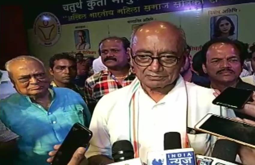  कांग्रेस नेता दिग्विजय सिंह ने राष्ट्रीय स्वयंसेवक संघ पर निशाना साधते हुए कहा कि आरएसएस महिला विरोधी है।(ANI) 