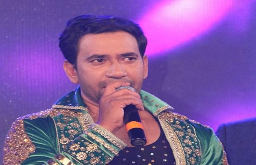दिनेश लाल यादव निरहुआ को इंस्टा पर कुल 285,153 लोग फॉलो करते हैं। जबकि ट्विटर पर 26,660 और फेसबुक पर 940,565 फॉलोवर्स हैं।