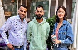 इंग्लैंड की सड़कों पर पत्नी अनुष्का के साथ घूमते नजर आए विराट कोहली, देखें PICS
