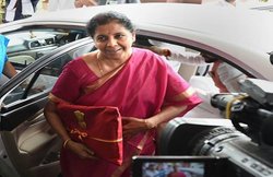 माता-पिता की मौजूदगी में निर्मला सीतारमण ने पढ़ा पहला बजट भाषण, पहली बार लाल कपड़े में बजट