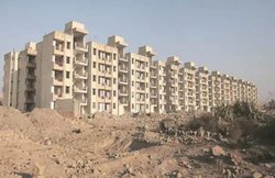 असली बीवी के दो फ्लैट चुपचाप ​बेचने के लिए किसी और को बनाया नकली बीवी