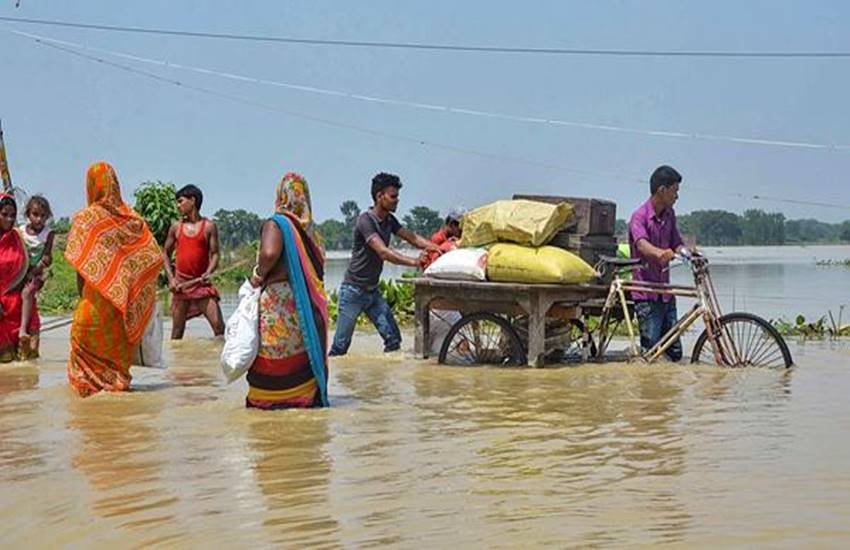 बिहार की कई नदियां विभिन्न स्थानों पर खतरे के निशान से ऊपर बह रही हैं। (फोटोः पीटीआई)