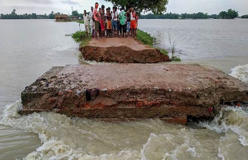 बिहार में बाढ़ 
फोटो सोर्स- इंडियन एक्सप्रेस 