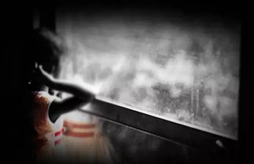 जिला शिक्षा अधिकारी ने कहा कि 29 जुलाई तक आरोपी टीचर की निलंबन कार्रवाई पूरी हो जाएगी। (प्रतीकात्मक तस्वीर) जिला शिक्षा अधिकारी ने कहा कि 29 जुलाई तक आरोपी टीचर की निलंबन कार्रवाई पूरी हो जाएगी। (प्रतीकात्मक तस्वीर)