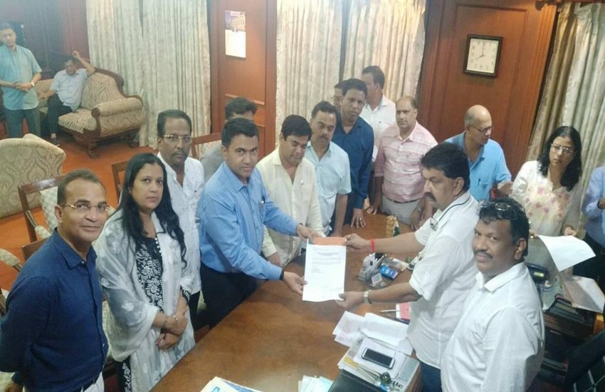 कांग्रेस के 10 विधायकों के पाला बदलने के बाद अब विधानसभा में उसके पास सिर्फ पांच विधायक बचे हैं। (PHOTO-ANI)