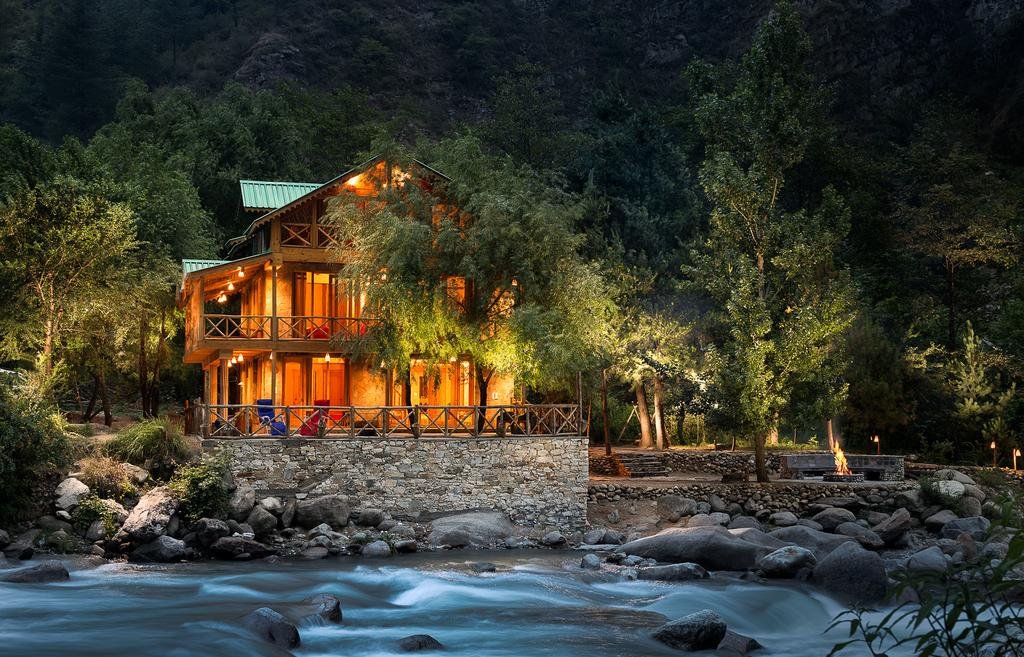 गुसैनीः हिमाचल के जंगलों से घिरा यह गांव कुल्लू जिले में स्थित है। यहां पर नदी किनारे पर बना एक गेस्ट हाउस पर्यटकों के आकर्षण का केंद्र है।