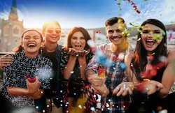 Happy Friendship Day 2019: फ्रेंडशिप डे पर दोस्तों को दें ये बेहतरीन गिफ्ट्स, Gift Options