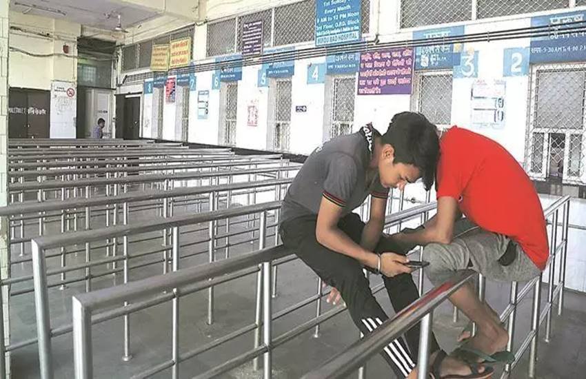 हड़ताल पर हिंदू राव हॉस्पिटल के डॉक्टर्स 