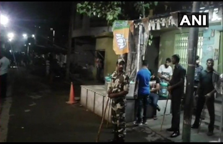 बीजेपी सांसद के घर के बाहर फेंके गए बम ( फोटो सोर्स : एएनआई )