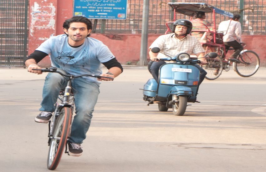 इशारों इशारों में का एक सीन। इशारों इशारों में का एक सीन।