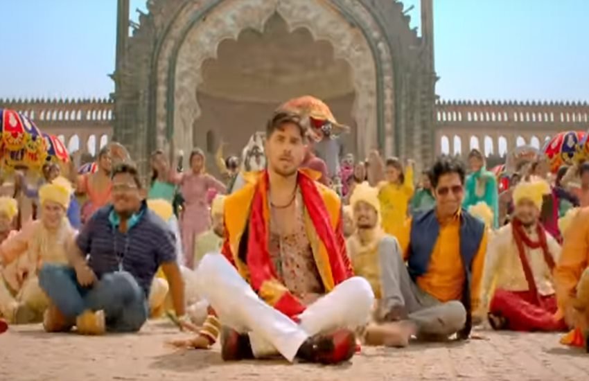 जबरिया जोड़ी के जिला हिले ला गाने में सिद्धार्थ मल्होत्रा। फोटो सोर्स-वीडियो स्नैप शॉट
