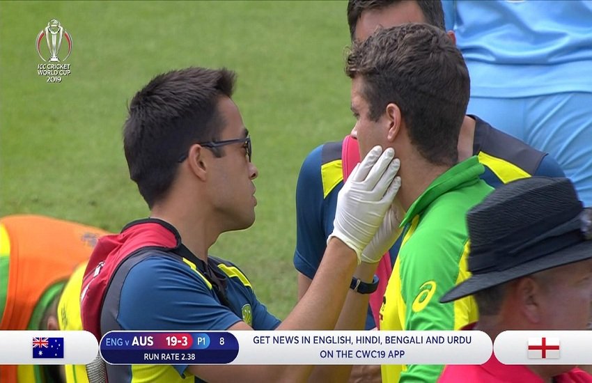 world cup 2019: आर्चर की तेज गेंद एलेक्स कैरी के चिन पर लगी, हेलमेट उछालकर नीचे गिरा। (screenshot) 