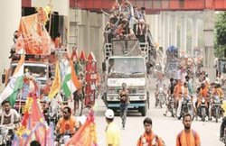 UP: बिजनौर में पेड़ पर लटका मिला युवक का शव, भड़के कांवड़ियों ने किया रोड जाम; पुलिस से हुई झड़प