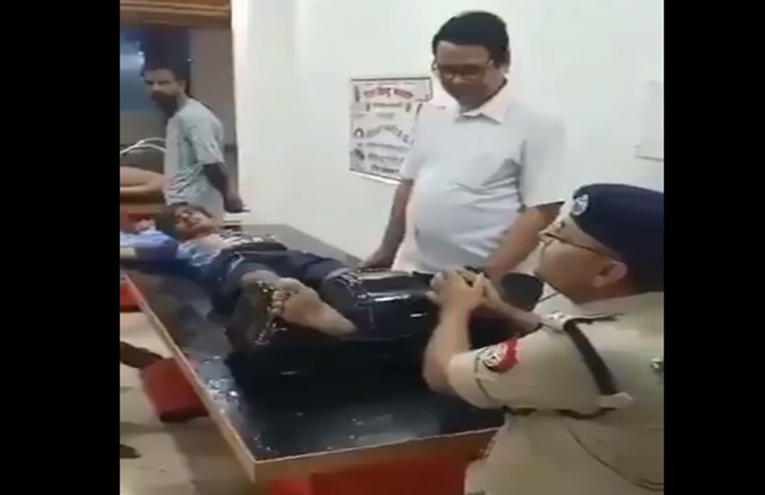 कांवड़िए को फुट मसाज देते हुए शामली के एसपी 
फोटो सोर्स- @shamlipolice