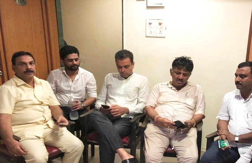 होटल में कर्नाटक के विधायक 
(फोटो सोर्स - एनआई)