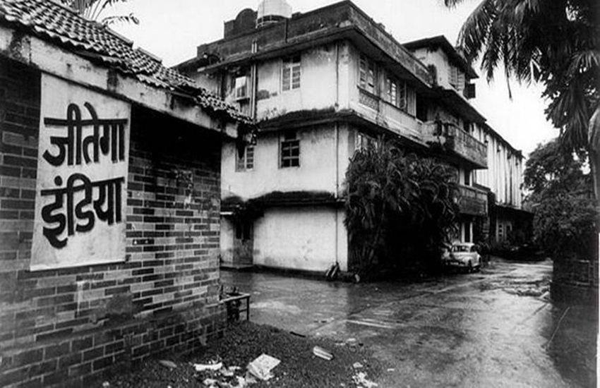 1999 में भारतीय जवानों ने श्रीनगर-लेह हाइवे पर स्थित कई रणनीतिक पहाड़ियों पर पाकिस्तानी आतंकियों ने कब्जा कर लिया था। 26 जुलाई को इस जीत को 20 साल हो जाएंगे। सेना ने ऑपरेशन विजय की 20वीं सालगिरह को 'रिमेंबर, रिजॉइस और रिन्यू' थीम पर मनाने का आह्वान किया है। इस मौके पर हम आपको रूबरू करा रहे हैं 1999 की जंग की उन खास तस्वीरों से, जो जीत के जश्न को दोगुना कर देंगी। यह तस्वीर मुंबई के गोरेगांव पश्चिम स्थित फिल्मिस्तान स्टूडियो की है, जहां करगिल के शहीदों की याद में इस तरह श्रद्धांजलि दी गई थी। फोटो सोर्स: एक्सप्रेस आर्काइव/महेंद्र पारिख