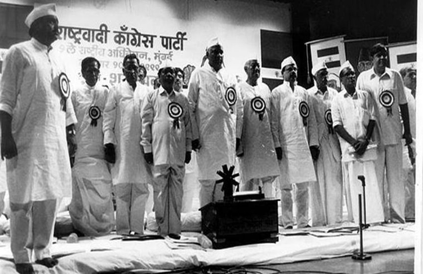 करगिल शहीदों की याद में राष्ट्रवादी कांग्रेस के नेताओं ने मौन रखा था। यह कार्यक्रम मुंबई के शानमुखानंद हॉल में आयोजित किया गया था। फोटो सोर्स: एक्सप्रेस आर्काइव/मनोज पाटिल