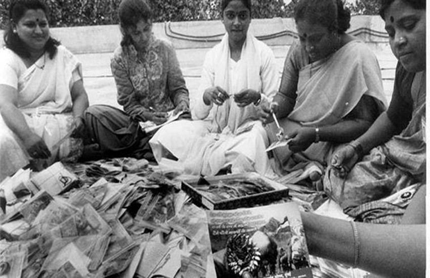 वर्ली स्थित आरोग्य विकास परिषद की सदस्यों ने 10 हजार राखियां बनाई थीं औैर उन्हें रक्षाबंधन के मौके पर करगिल में तैनात जवानों को भेजा था। फोटो सोर्स: एक्सप्रेस आर्काइव/विनायक प्रभु