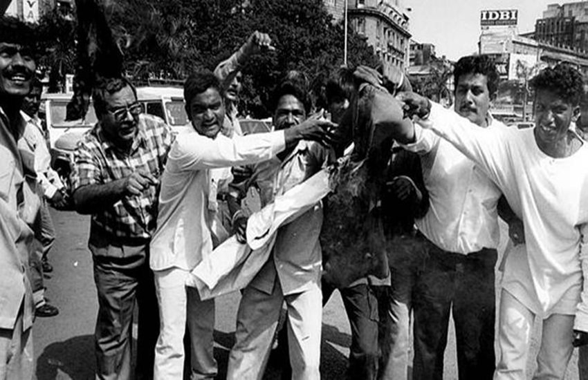 करगिल में पाकिस्तानी घुसपैठ के विरोध में मुंबई के हुतात्मा चौक पर मालाबार हिल पीपुल्स असोसिएशन के सदस्यों ने पाकिस्तानी झंडे फूंक दिए थे। फोटो सोर्स: एक्सप्रेस आर्काइव/मोहन बाने