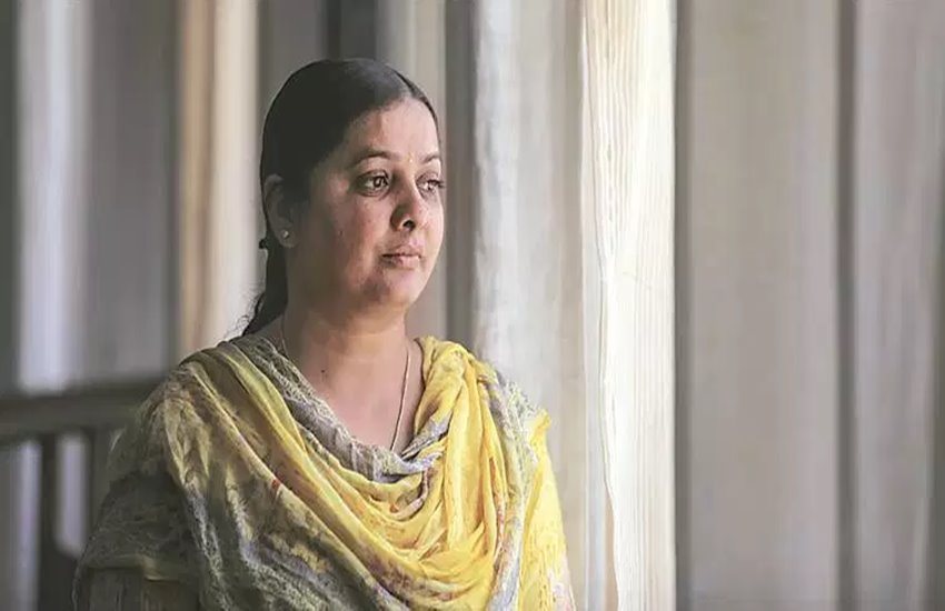 शहीद राइफलमैन की पत्नी कांता देवी 
फोटो सोर्स- इंडियन एक्सप्रेस 