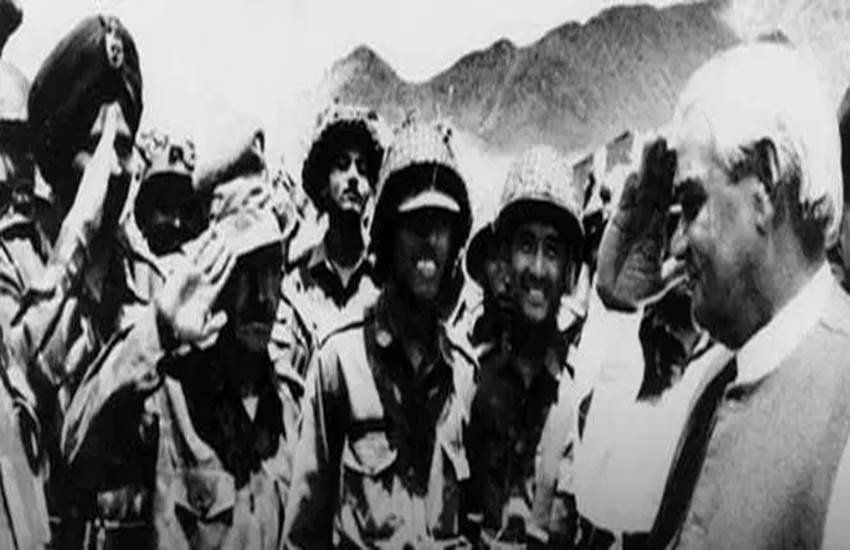 Kargil Vijay Diwas 2019: तत्कालीन प्रधानमंत्री वाजपेई के साथ सेना के जवान।
(फोटो सोर्स: Express Archive) Kargil Vijay Diwas 2019: तत्कालीन प्रधानमंत्री वाजपेई के साथ सेना के जवान।
(फोटो सोर्स: Express Archive)