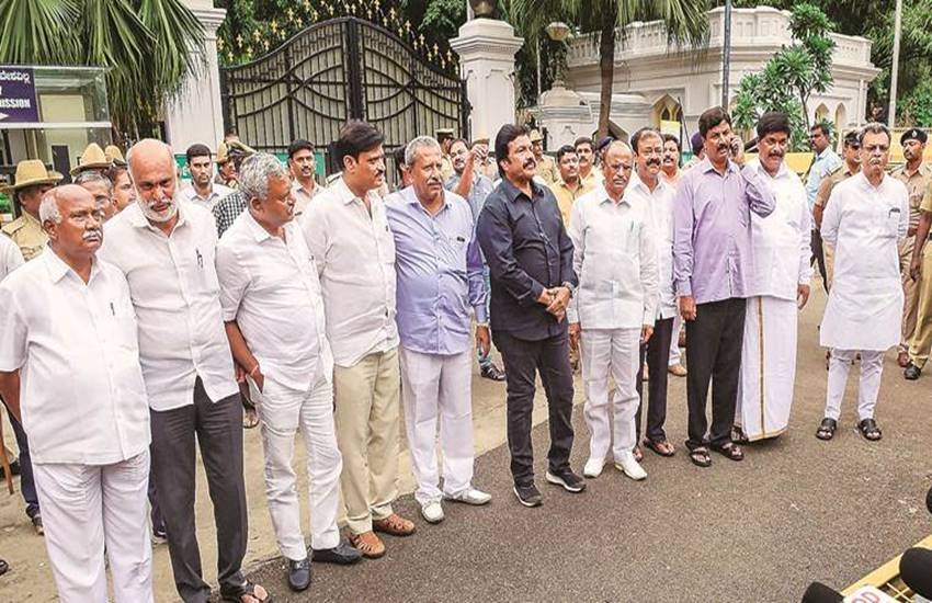 Karnataka, Congress, Janata Dal Secular, Karnatka government, MLAs resigned, Raj Bhavan, JDS, governor Vajubhai Vala, india news, Hindi news, news in Hindi, latest news, today news in Hindi