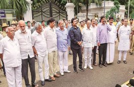 Karnataka, Congress, Janata Dal Secular, Karnatka government, MLAs resigned, Raj Bhavan, JDS, governor Vajubhai Vala, india news, Hindi news, news in Hindi, latest news, today news in Hindi