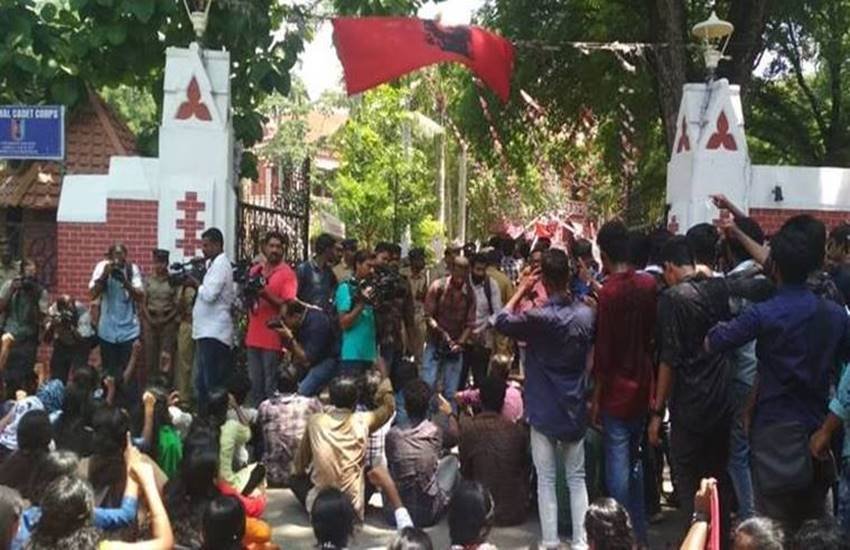 Thiruvananthpuram, Student stabbed, kerala, university college, SFI members, Akhil, SFI workers, Ramesh Chennithala, SFI state secretary, india news, Hindi news, news in Hindi, latest news, today news in Hindi