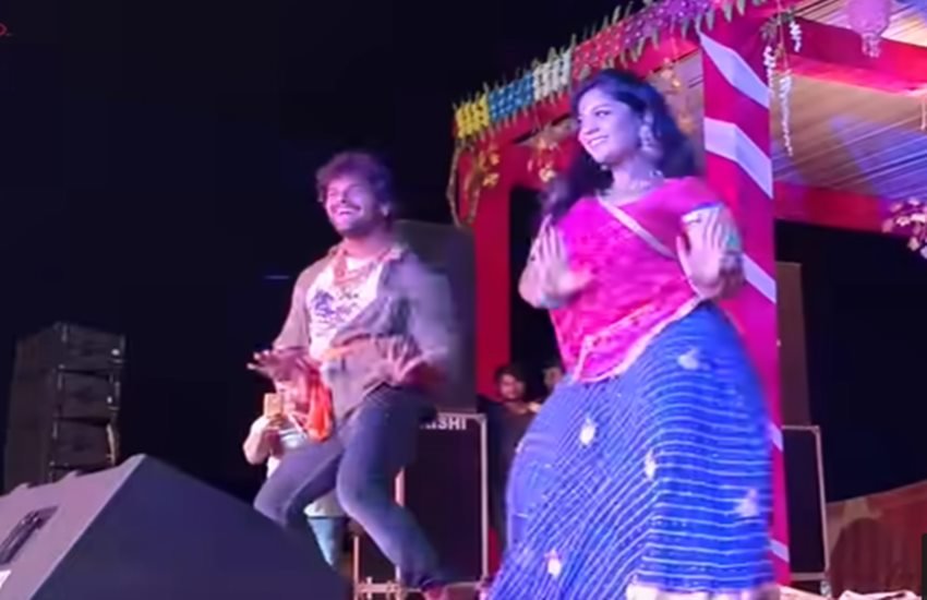 स्टेज परफॉर्मेंस देते खेसारी लाल और शुभी शर्मा। (फोटो सोर्स-वीडियो स्नैप शॉट)