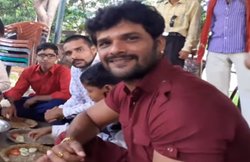 दिव्यांग बच्चों संग पांत में खाना खाकर भावुक हुए Khesari Lal, बोले-कितने दिनों बाद ऐसे खा रहा हूं