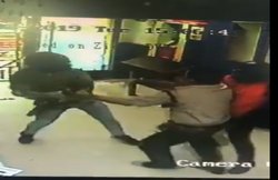 VIDEO: हथियारबंद बदमाशों से अकेले भिड़ गया बैंक का गार्ड, भागने के लिए कर दिया मजबूर