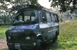Kolkata: बाइक सवार ने पहले पैदल जा रहे बुजुर्ग को टक्कर मारी, फिर पुलिसकर्मी को 100 मीटर तक घसीटा, हुआ फरार