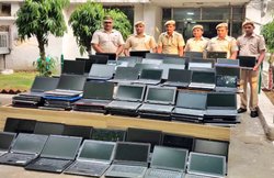 दिल्ली: OLX पर चोरी के लैपटॉप बेचते थे नेहरू प्लेस के दुकानदार, कार के शीशे तोड़ डिवाइस चुराते थे ‘गुलेल गैंग’ के लोग