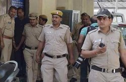नोएडा: गैरकानूनी तरीके से रह रहे थे 60 अफ्रीकी नागरिक, पुलिस पकड़कर ले गई तो थाने की खिड़की तोड़कर भागे 10 आरोपी