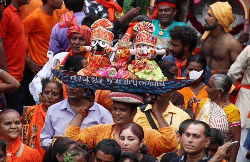 कुछ श्रद्धालु भगवान जगन्नाथ के छोटे-छोटे प्रतिरूप के साथ दिखे।